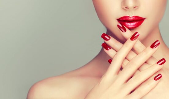 6 dicas em usar o esmalte vermelho, descubra como usar sem borrar